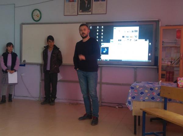 Türkçe Öğretmeni Harun AÇIKGÖZ tarafından 8-A sınıfı ile birlikte okulumuz öğretmen ve öğrencilerine şiir dinletisi yapılmıştır.